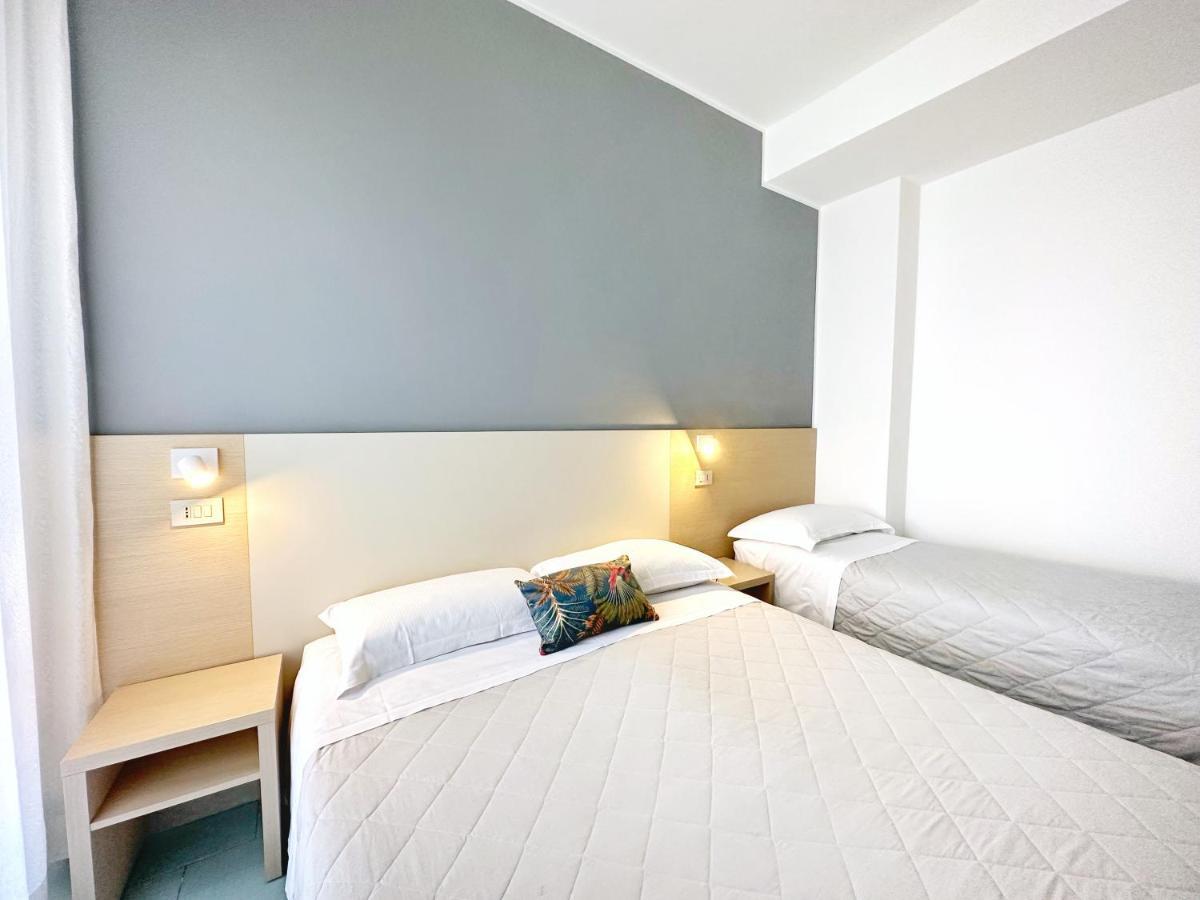 Aura Living Hotel リミニ エクステリア 写真