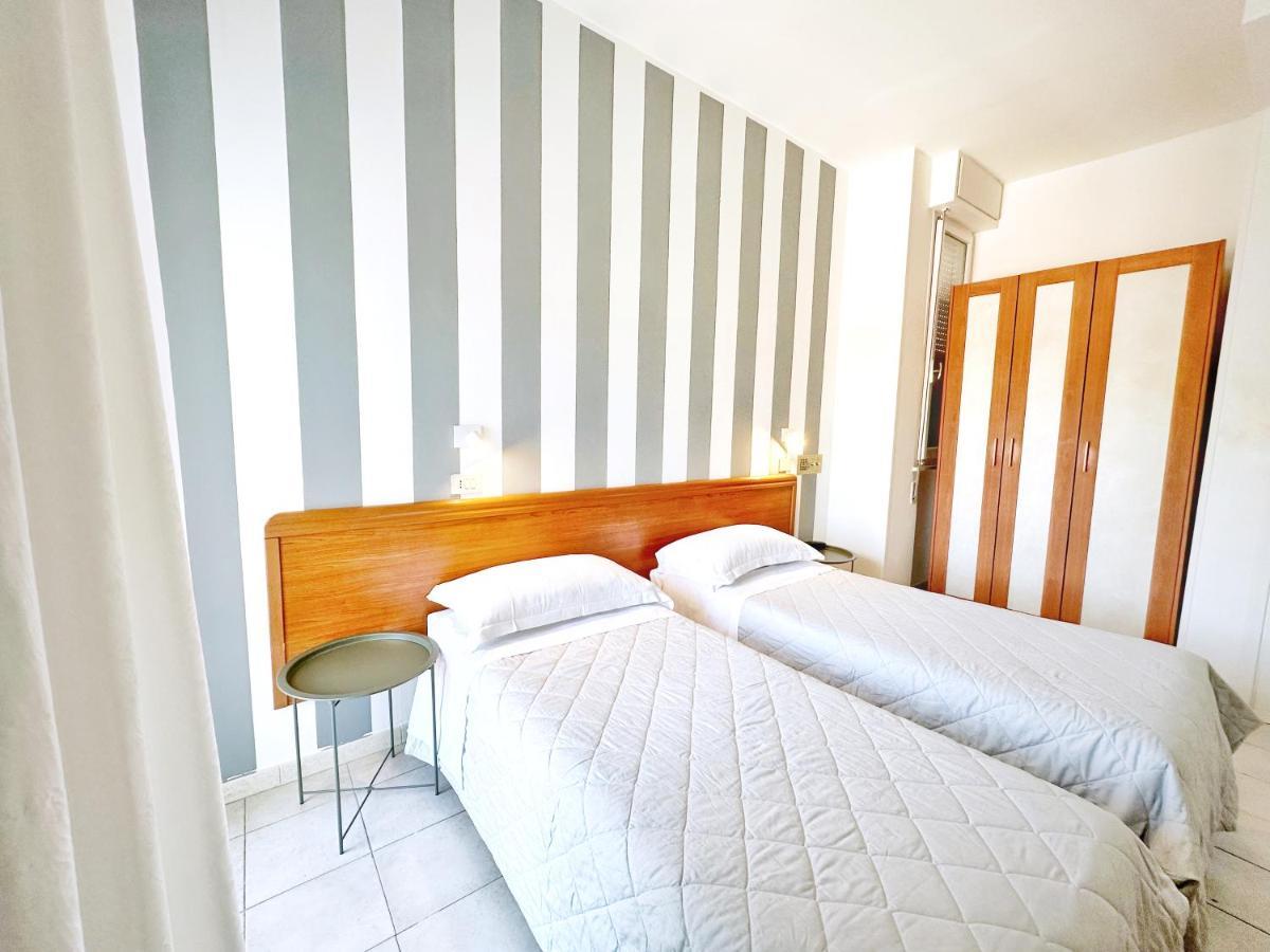 Aura Living Hotel リミニ エクステリア 写真