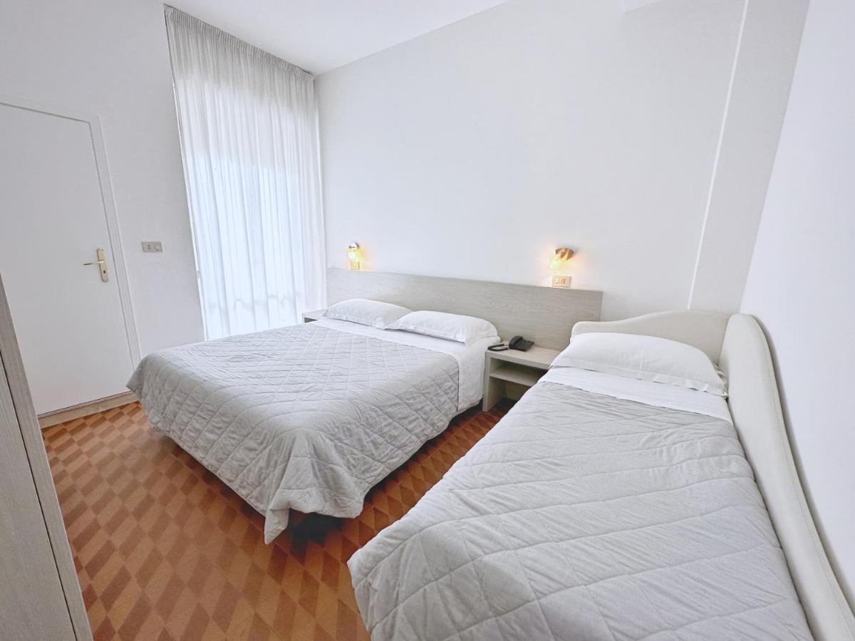Aura Living Hotel リミニ エクステリア 写真