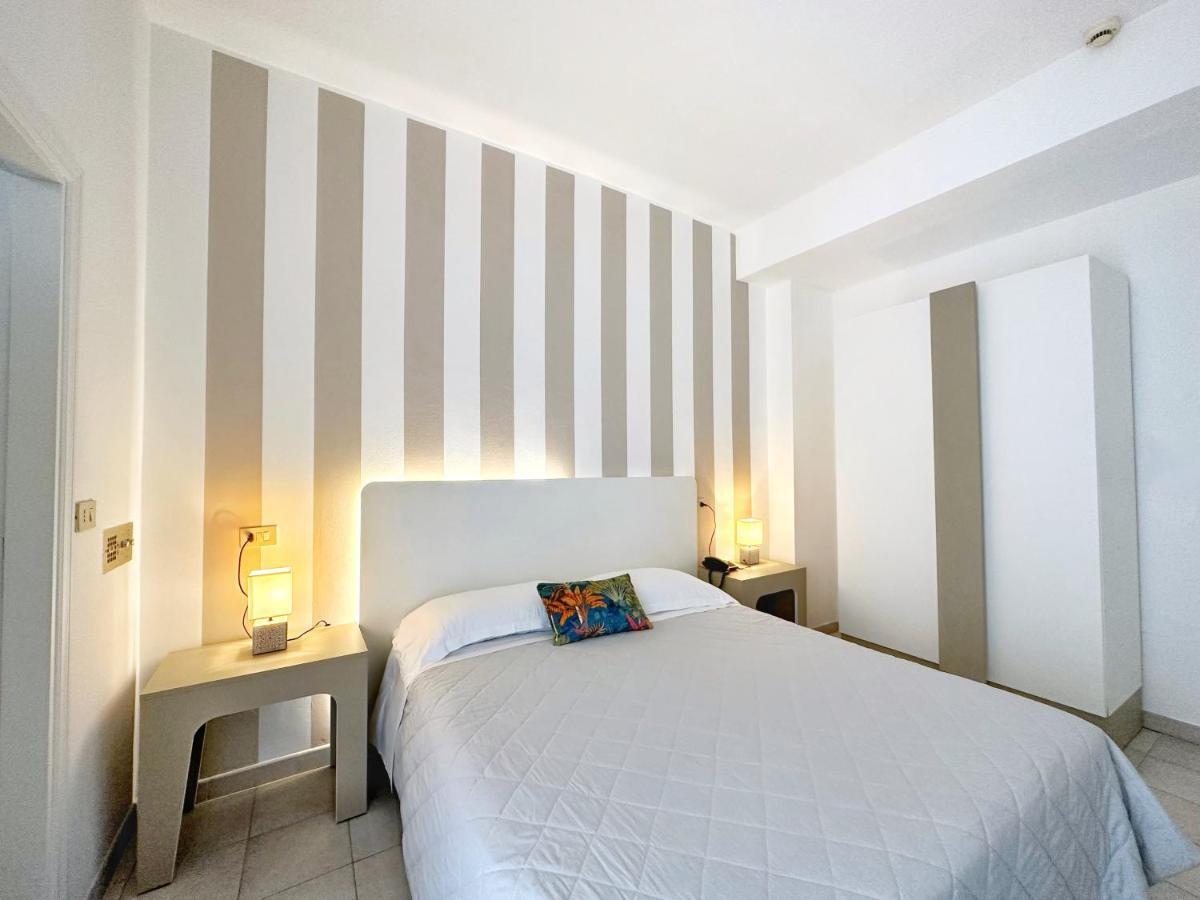 Aura Living Hotel リミニ エクステリア 写真